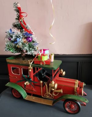 Auto met kerstboom verlichting