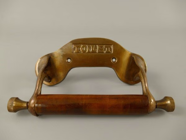 Toiletrolhouder messing met hout 1 Toiletrolhouder messing met hout