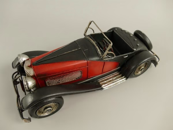 Rode en Zwarte Retro Auto – Antiek IJzeren Decoratie | Vintage Blikken Auto 3 Rode en Zwarte Retro Auto – Antiek IJzeren Decoratie | Vintage Blikken Auto - Afbeelding 3