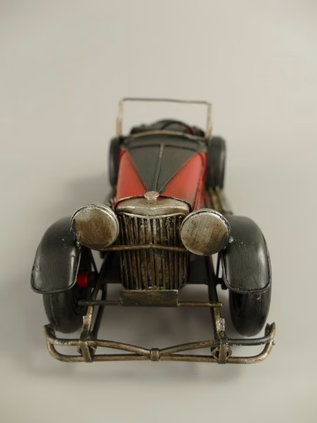 Rode en Zwarte Retro Auto – Antiek IJzeren Decoratie | Vintage Blikken Auto 4 Rode en Zwarte Retro Auto – Antiek IJzeren Decoratie | Vintage Blikken Auto - Afbeelding 4