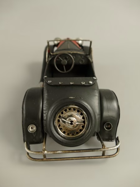 Rode en Zwarte Retro Auto – Antiek IJzeren Decoratie | Vintage Blikken Auto 5 Rode en Zwarte Retro Auto – Antiek IJzeren Decoratie | Vintage Blikken Auto - Afbeelding 5