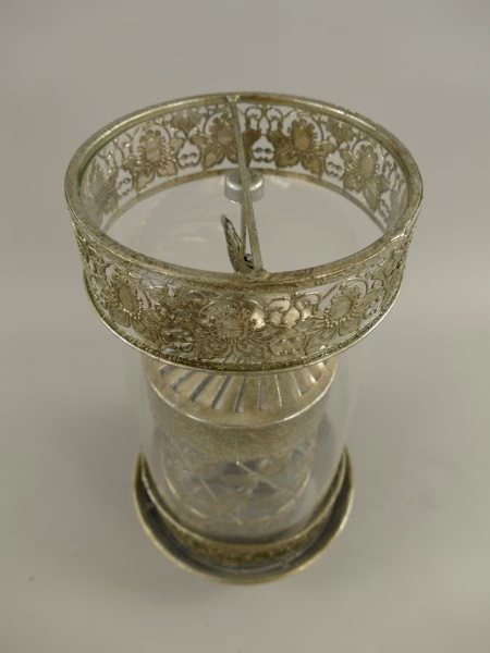 Robuuste metalen lantaarn/windlicht met draaiende koker. 3 Robuuste metalen lantaarn/windlicht met draaiende koker. - Afbeelding 3