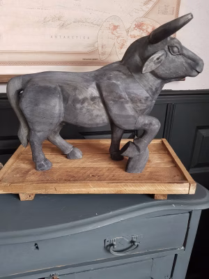 Massief houten stier zwart