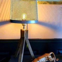 Tafellamp houten met opengewerkte kap