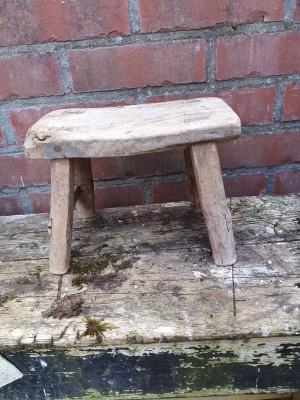 sober-houten-bankje-krukje