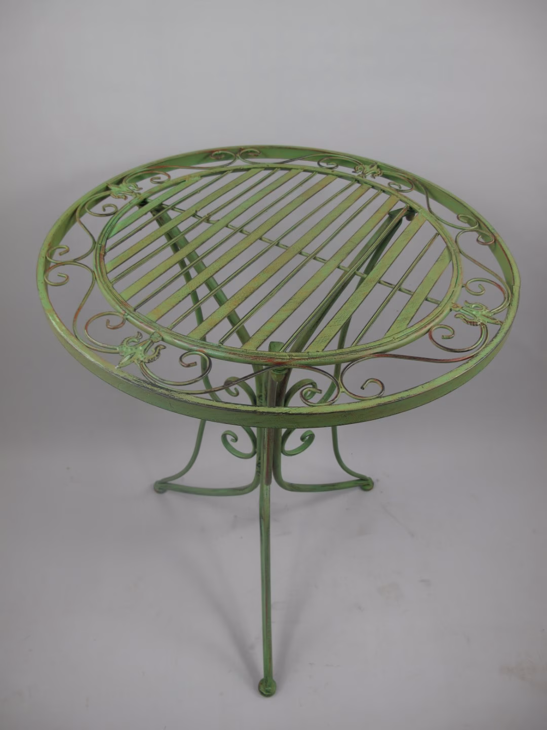 Bistroset Tafel Ø70 + 2 Stoelen – IJzer Rustiek Groen – Stevig & Stijlvol 4 Bistroset Tafel Ø70 + 2 Stoelen – IJzer Rustiek Groen – Stevig & Stijlvol - Afbeelding 4