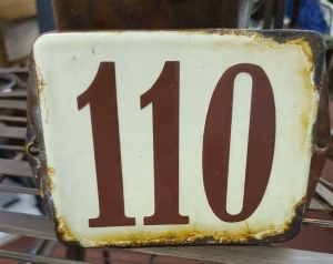 Emaille oude nummerbord nr 110