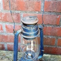 Vintage stormlamp in zijn originele patine