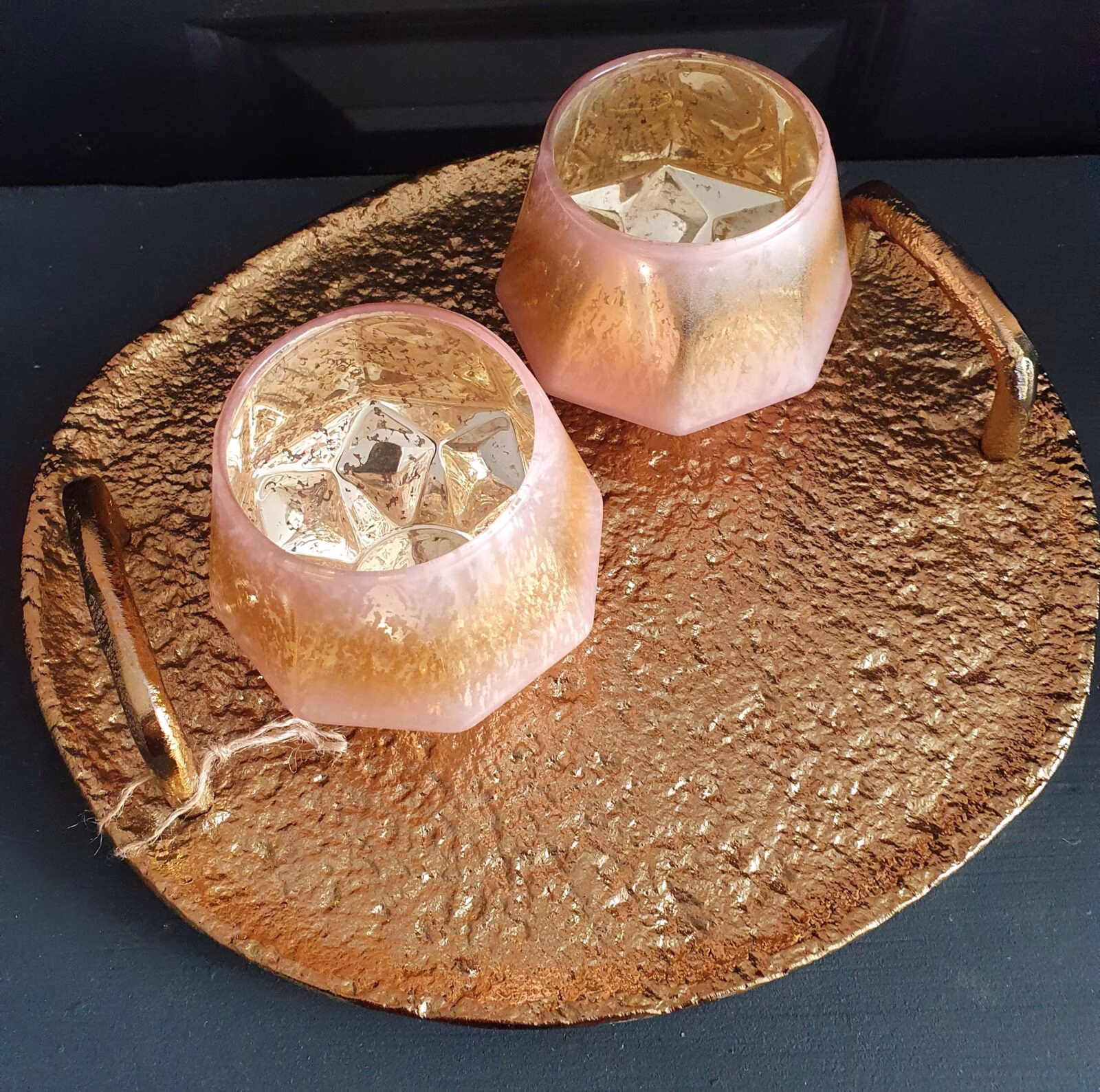 Theelichthouder glas goud/roze. 2 Theelichthouder glas goud/roze. Dit leuke theelichthouder heeft een luxe uitstraling en geeft in de donkere dagen een sfeervolle sfeer in de interieur.