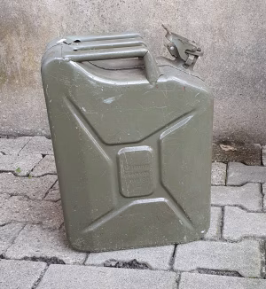 Oude ijzeren jerrycan groen