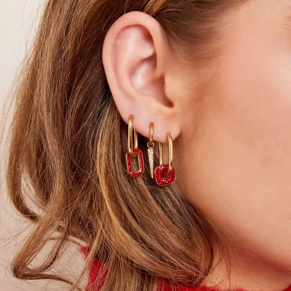 Oorbellen roestvrijstalen met strass. 2 Oorbellen roestvrijstalen met strass.