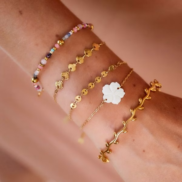Dubbele armband met bloembedeltje 2 Dubbele armband met bloembedeltje