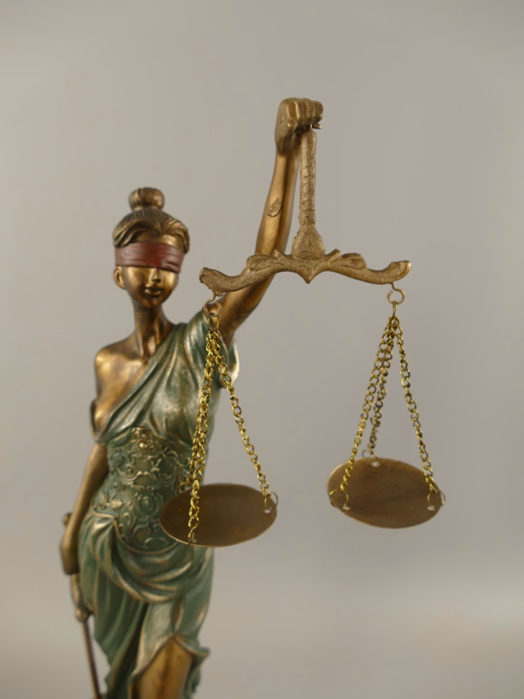 Vrouwe Justitia groen polystone 4 Vrouwe Justitia groen polystone - Afbeelding 4