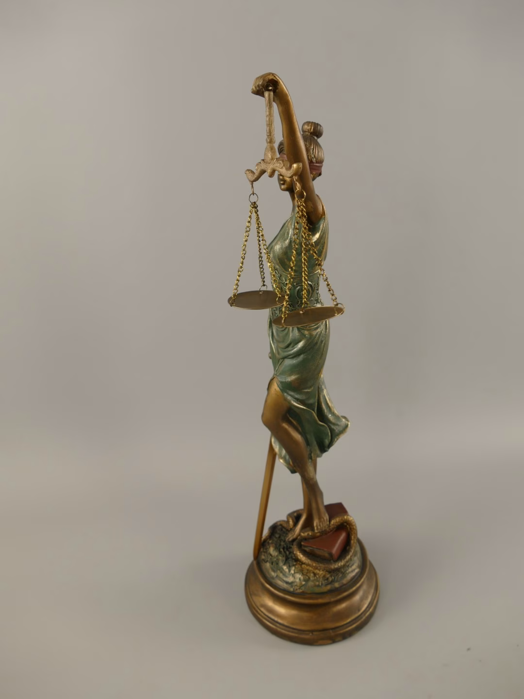 Vrouwe Justitia groen polystone 5 Vrouwe Justitia groen polystone - Afbeelding 5