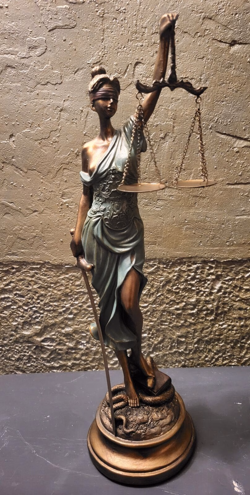 Vrouwe Justitia groen polystone 6 Vrouwe Justitia groen polystone. Prachtig beeld van Vrouwe godin van Justitia, gemaakt van polystone. Haar blinddoek staat voor rechtspraak zonder aanzien des persoons, haar weegschaal is voor het afwegen van feiten en omstandigheden, het zwaard voor het vonnis.