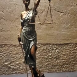 Vrouwe Justitia groen polystone. Prachtig beeld van Vrouwe godin van Justitia, gemaakt van polystone. Haar blinddoek staat voor rechtspraak zonder aanzien des persoons, haar weegschaal is voor het afwegen van feiten en omstandigheden, het zwaard voor het vonnis.