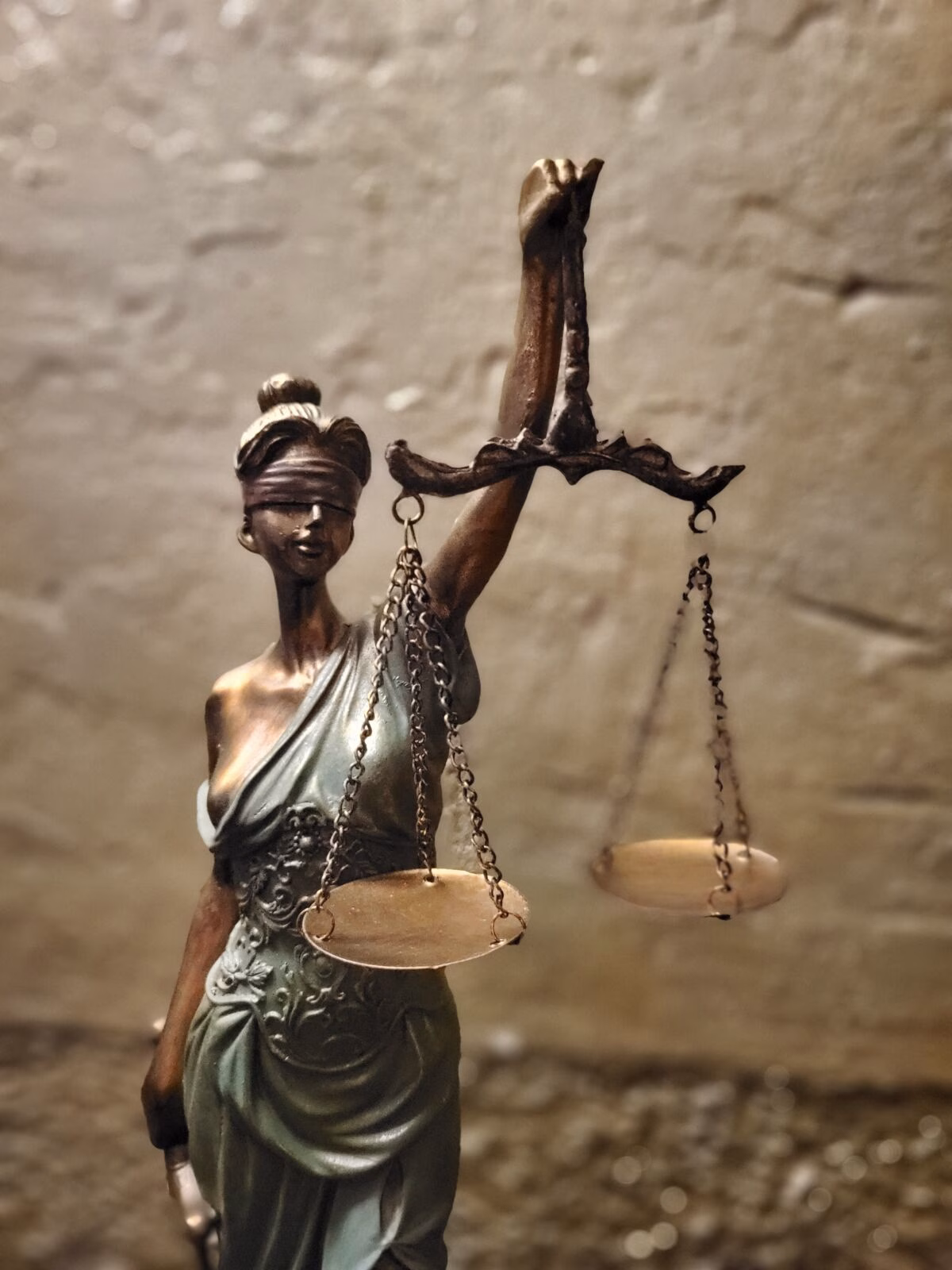 Vrouwe Justitia groen polystone 8 Vrouwe Justitia groen polystone. Prachtig beeld van Vrouwe godin van Justitia, gemaakt van polystone. Haar blinddoek staat voor rechtspraak zonder aanzien des persoons, haar weegschaal is voor het afwegen van feiten en omstandigheden, het zwaard voor het vonnis.
