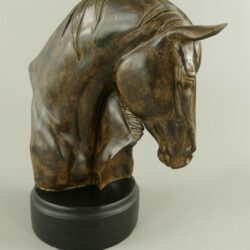 Paardenhoofd polystone bruin/gekleurd hout. Het beeld toont twee hoofden: een moeder en haar veulen, die op een elegante sokkel rusten.