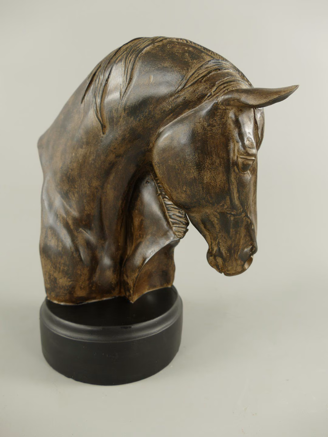 Paardenhoofd polystone bronskleur 4 Paardenhoofd polystone bruin/gekleurd hout. Het beeld toont twee hoofden: een moeder en haar veulen, die op een elegante sokkel rusten.