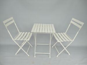 Bistroset stoel/tafel vintage wit. Deze bistroset bestaat uit twee stoelen en een tafel en is gemaakt van stevig ijzer in een vintage wit kleur.