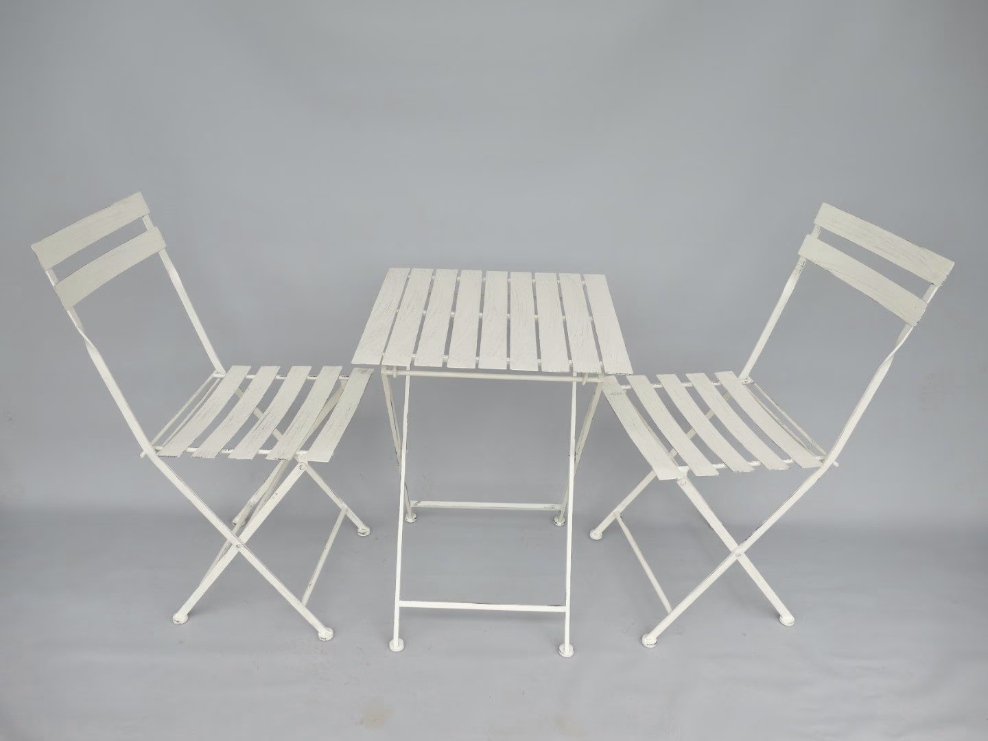 Bistroset stoel/tafel vintage wit 1 Bistroset stoel/tafel vintage wit. Deze bistroset bestaat uit twee stoelen en een tafel en is gemaakt van stevig ijzer in een vintage wit kleur.