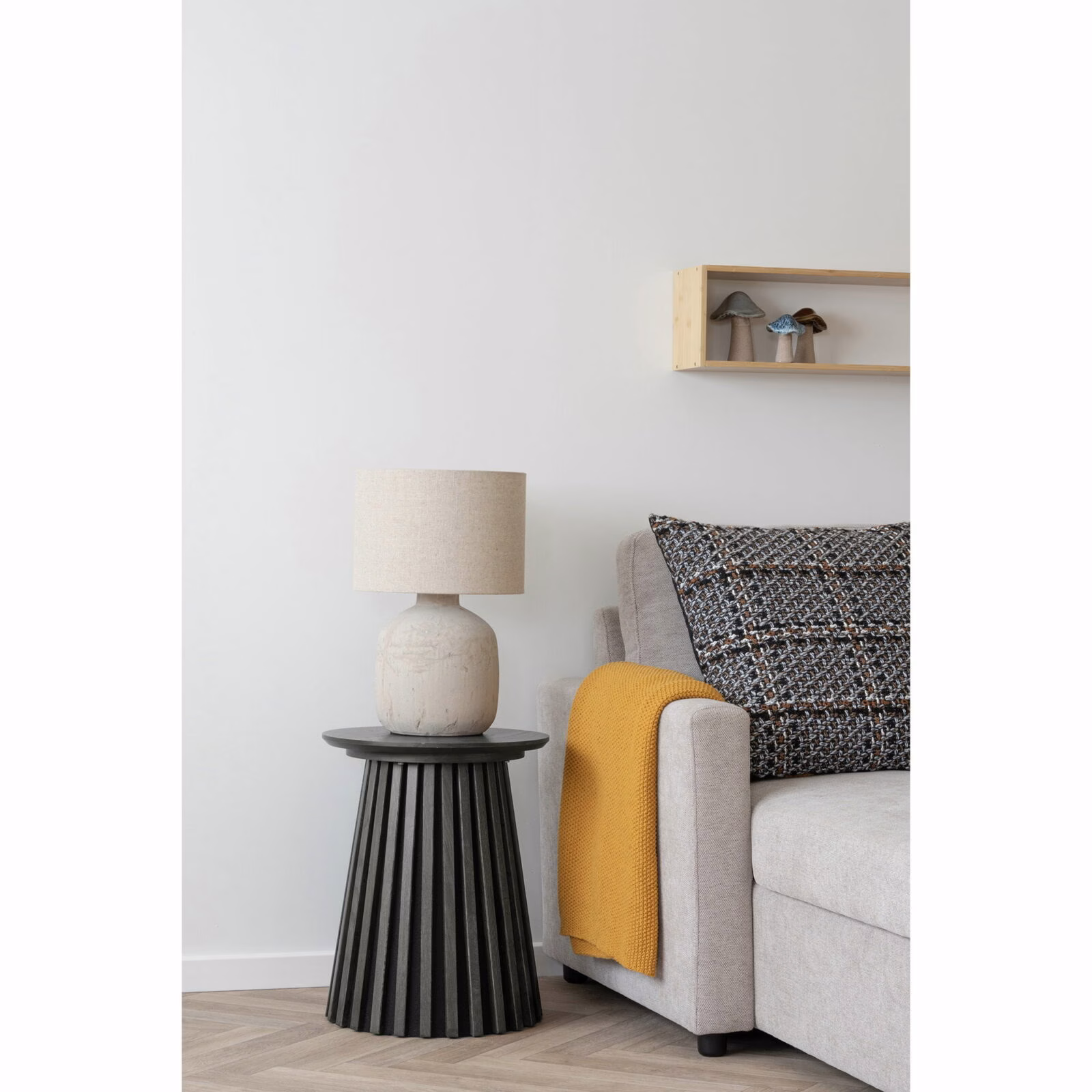 Osaka Zwart – Rond Eikenfineer met Houten Latjesonderstel | Nordic Design 2 Osaka Zwart – Rond Eikenfineer met Houten Latjesonderstel | Nordic Design - Afbeelding 2