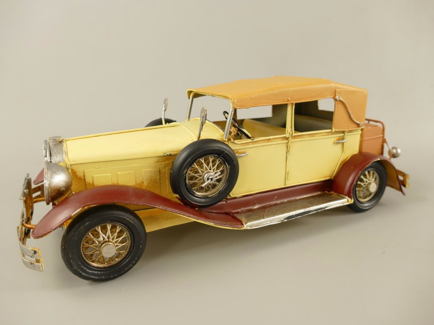Antieke Okergele Oldtimer – Metalen Auto met Reservewiel – 33 cm 2 Antieke Okergele Oldtimer – Metalen Auto met Reservewiel – 33 cm - Afbeelding 2