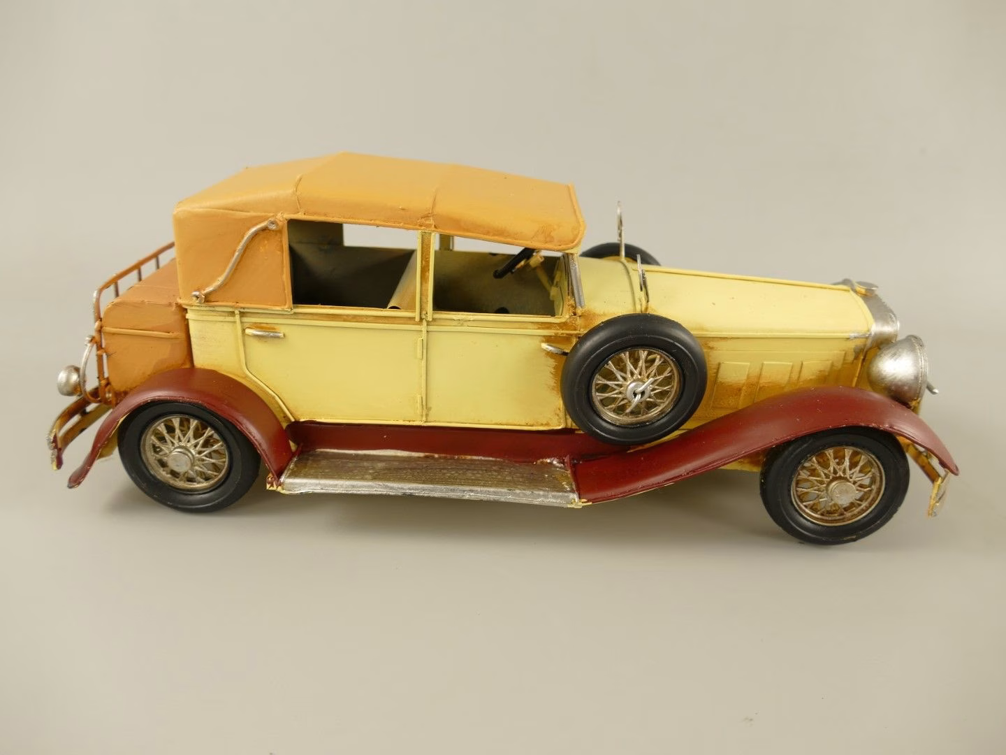 Antieke Okergele Oldtimer – Metalen Auto met Reservewiel – 33 cm 5 Antieke Okergele Oldtimer – Metalen Auto met Reservewiel – 33 cm - Afbeelding 5
