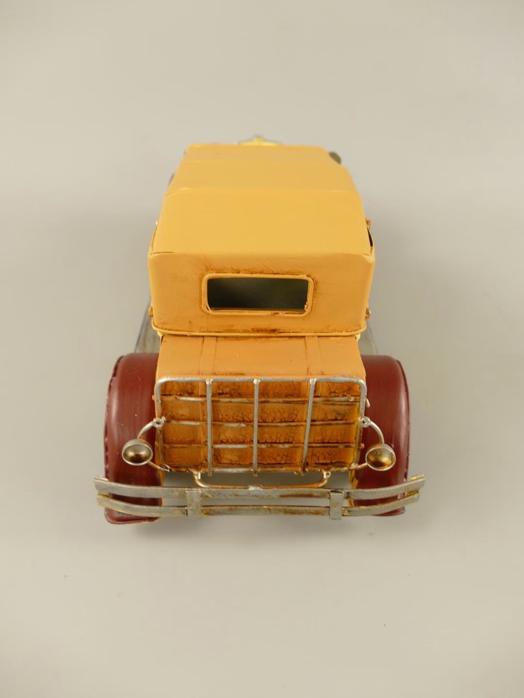 Antieke Okergele Oldtimer – Metalen Auto met Reservewiel – 33 cm 4 Antieke Okergele Oldtimer – Metalen Auto met Reservewiel – 33 cm - Afbeelding 4
