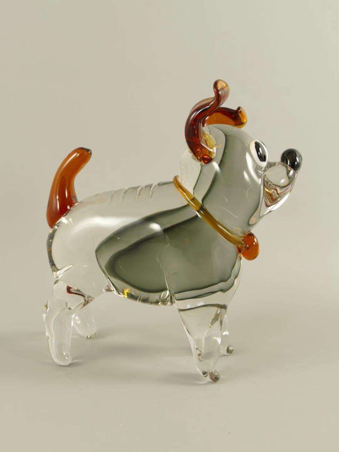 Murano Style Glazen Hond Beeldje – Handgemaakt Kunstobject 22 cm 5 Glazen hond beeldje 22 cm hoog – Murano stijl glaskunst met oranje accenten