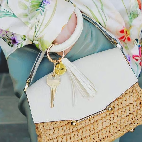Luxe Off White Vegan Leren Sleutelhanger – Cadeau met "Friends" Munt 2 Off White Vegan Leren Sleutelhanger