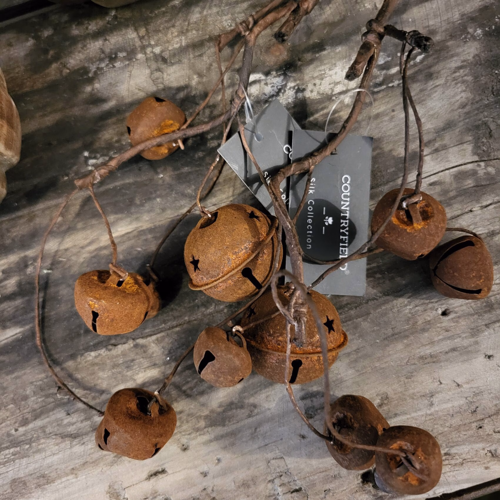 Countryfield roestige belletjes tak 40 cm-sfeervol & landelijk kerstdecoratie 6 Roestbelletjes tak Countryfield