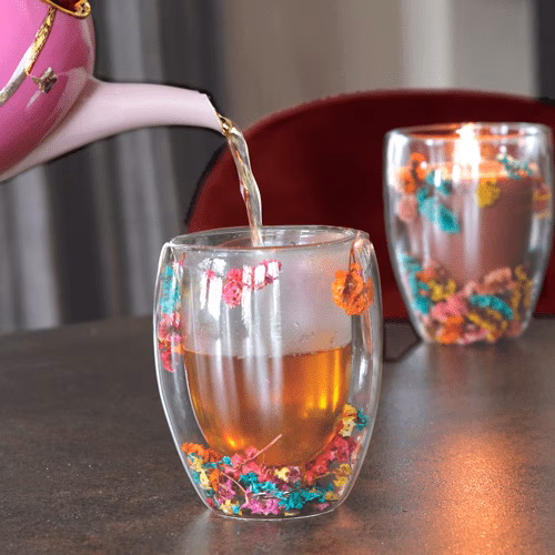 Luxe Geurkaars Friends & Flowers – Silky Tonka (50 branduren) 2 Luxe geurkaars Friends & Flowers Silky Tonka met bloemen in glas