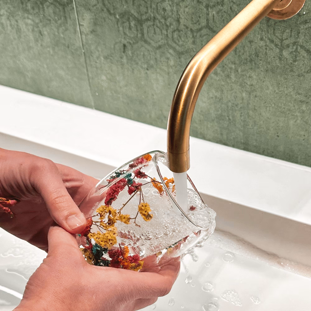 Luxe Sojakaars With Love – Green Tea Time (50 branduren) 4 Luxe geurkaars Friends & Flowers Silky Tonka met bloemen in glas