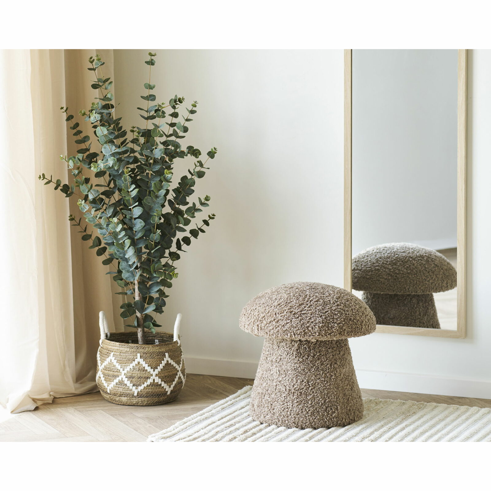 Poef “Enna” – Paddenstoel Model – Bruin Kunstbont Ø45x45 cm – Zachte Poef van Polyester & Multiplex 3 Poef “Enna” – Paddenstoel Model – Bruin Kunstbont Ø45x45 cm – Zachte Poef van Polyester & Multiplex - Afbeelding 3