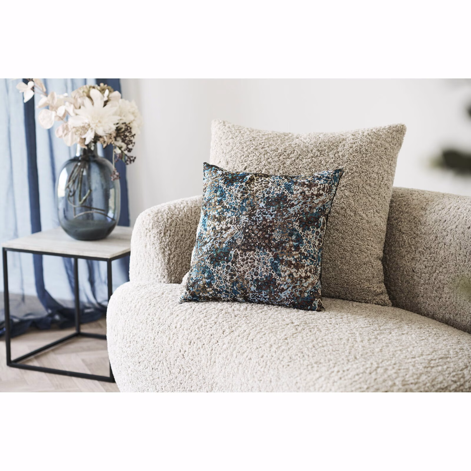 Bloesem Sierkussen 45x45 cm – Mix van Blauw & Bruin voor Sfeervol Interieur 3 Bloesem Sierkussen 45x45 cm – Mix van Blauw & Bruin voor Sfeervol Interieur - Afbeelding 3