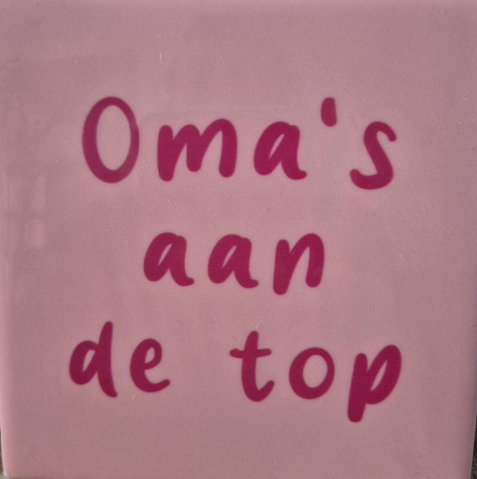 Keramiek Spreuktegeltje – Oma’s aan de Top – 10,5 cm – Roze 1 Spreuktegeltje Oma’s aan de Top