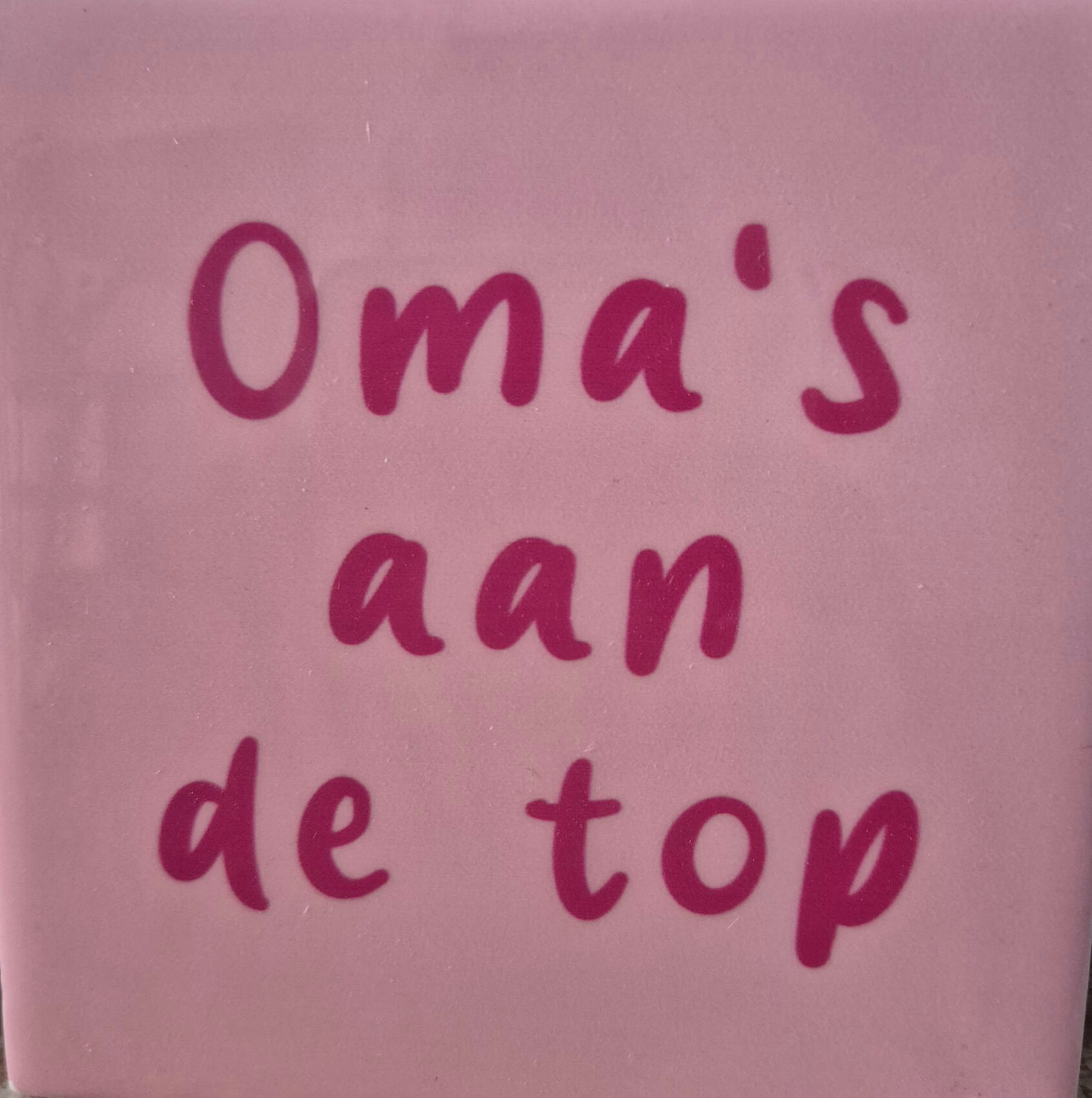 Keramiek Spreuktegeltje – Oma’s aan de Top – 10,5 cm – Roze 1 Spreuktegeltje Oma’s aan de Top