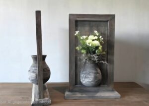 Uniek staand houten paneel met Nepalese pot