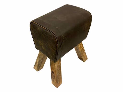 Turnbok Kruk Bruin – Stoere Leren Hocker – Bok 1 Bruine turnbok kruk van leer met teakhouten poten – Bok S 44×30×51 cmvan leer met teakhouten poten – Bok S 44×30×51 cm