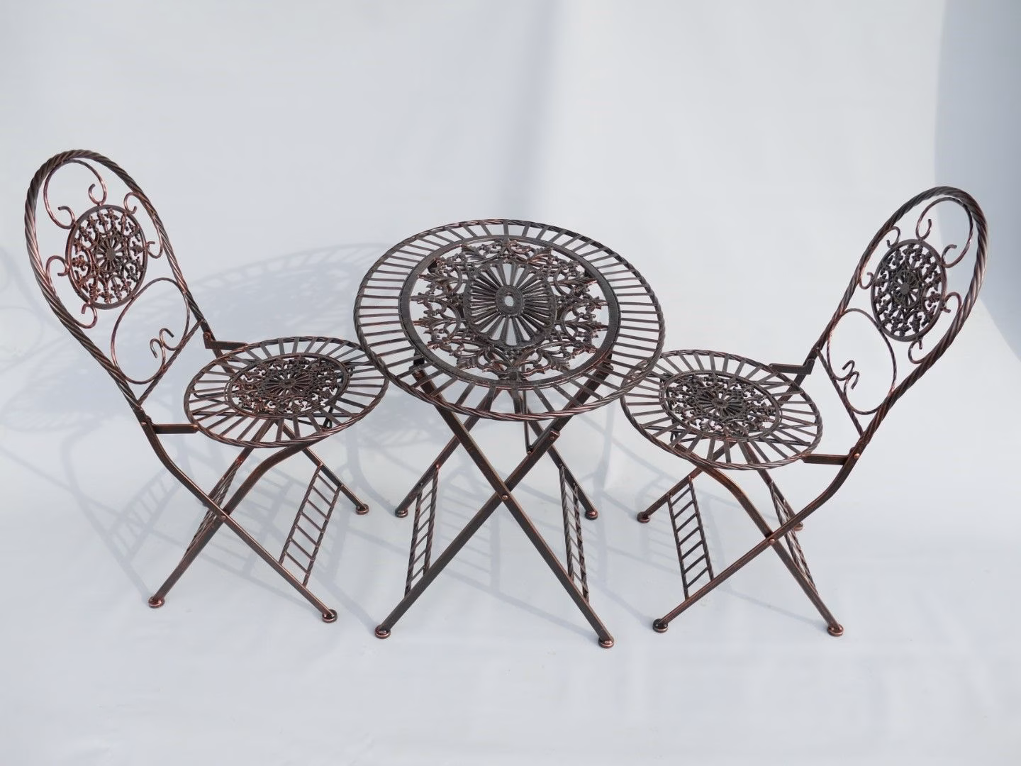 Rustieke Gietijzeren Bistroset – Sierlijke Tuinset met 2 Stoelen & Tafel | Helene Livingstyle 1 rustieke gietijzeren bistroset – tafel en 2 stoelen