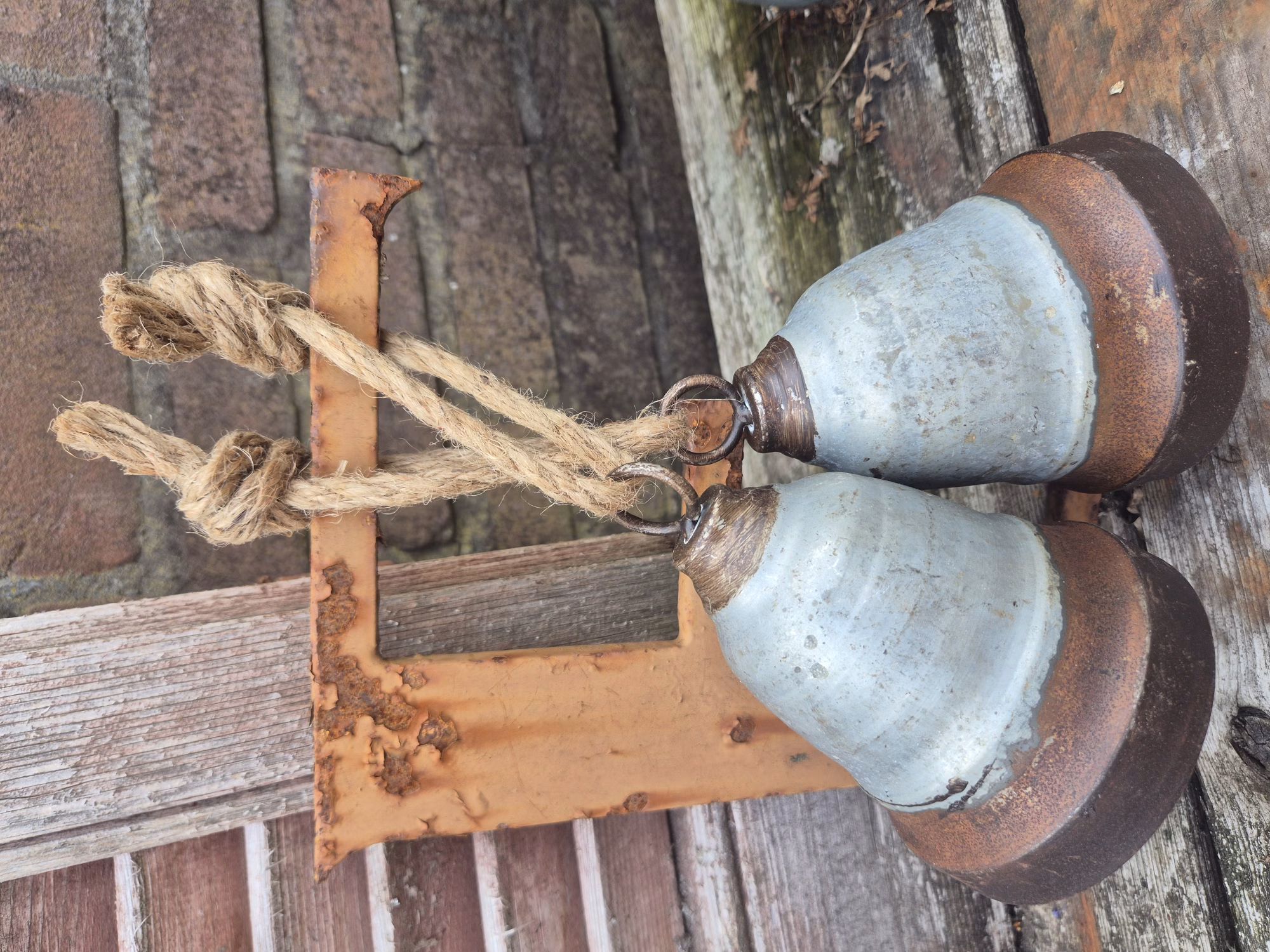Metalen bellen met touw – landelijke en rustieke woondecoratie 4 Metalen bellen touw.