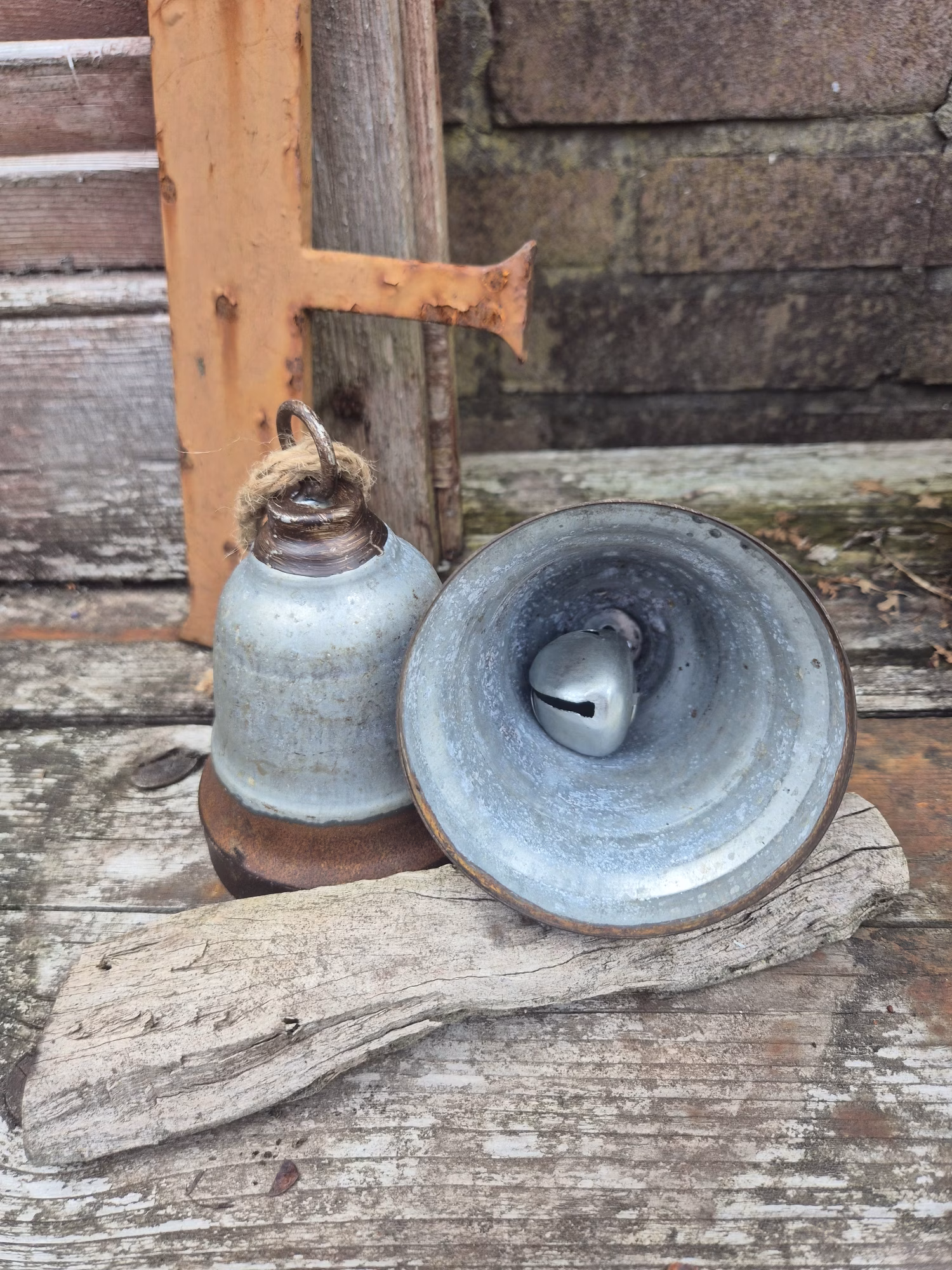 Metalen bellen met touw – landelijke en rustieke woondecoratie 3 Metalen bellen touw.