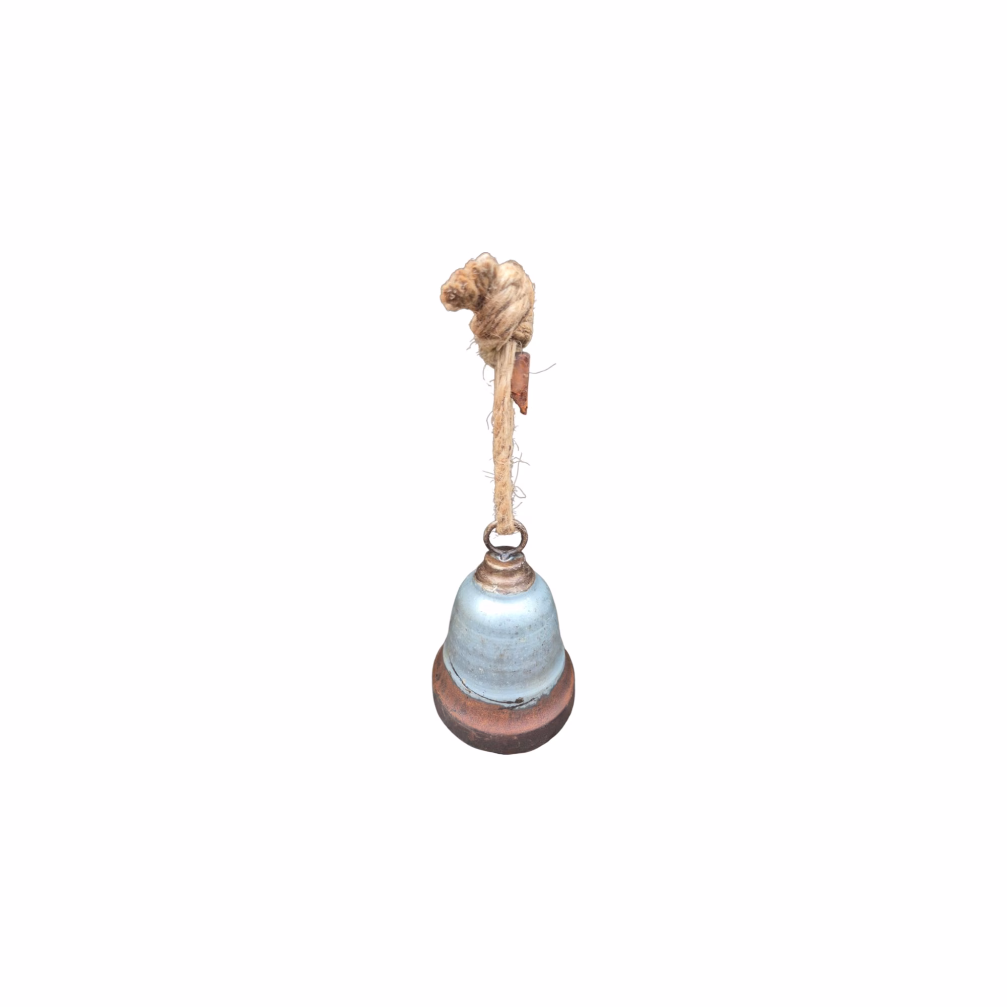 Metalen bellen met touw – landelijke en rustieke woondecoratie 1 Metalen bellen met touw.