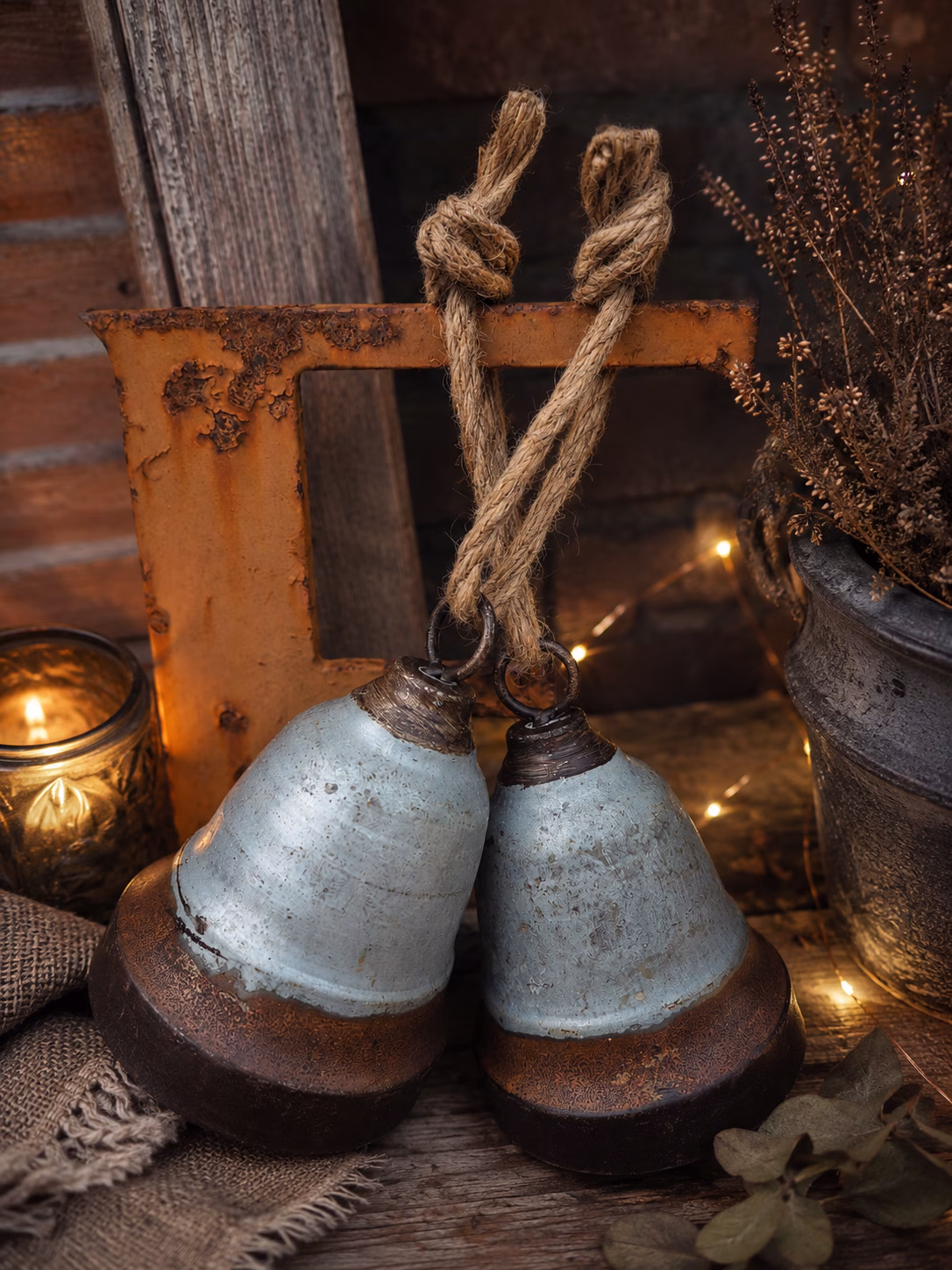 Metalen bellen met touw – landelijke en rustieke woondecoratie 2 Metalen bellen touw.