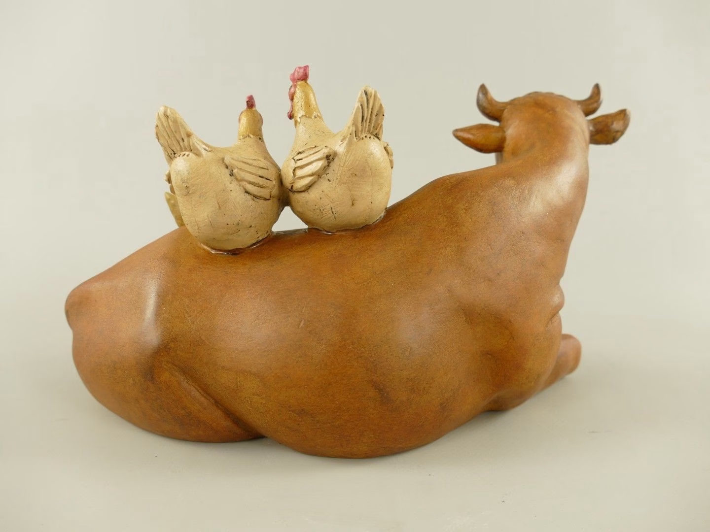 Landelijk Beeld Koe met Kippen en Kuiken | Rustieke Boerderijdecoratie 3 Landelijk Beeld Koe met Kippen en Kuiken | Rustieke Boerderijdecoratie