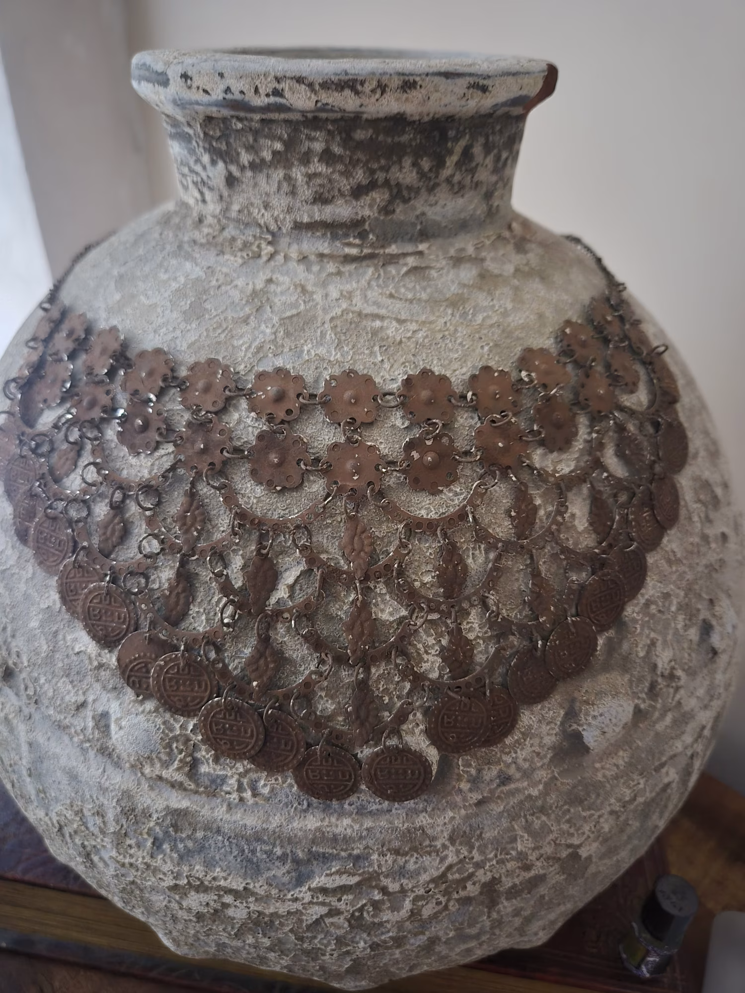Sieraad voor Kruik of Vaas – Verstelbare Ketting met Muntjes (62 cm) 4 Sieraad voor Kruik of Vaas – Verstelbare Ketting met Muntjes (62 cm) - Afbeelding 4