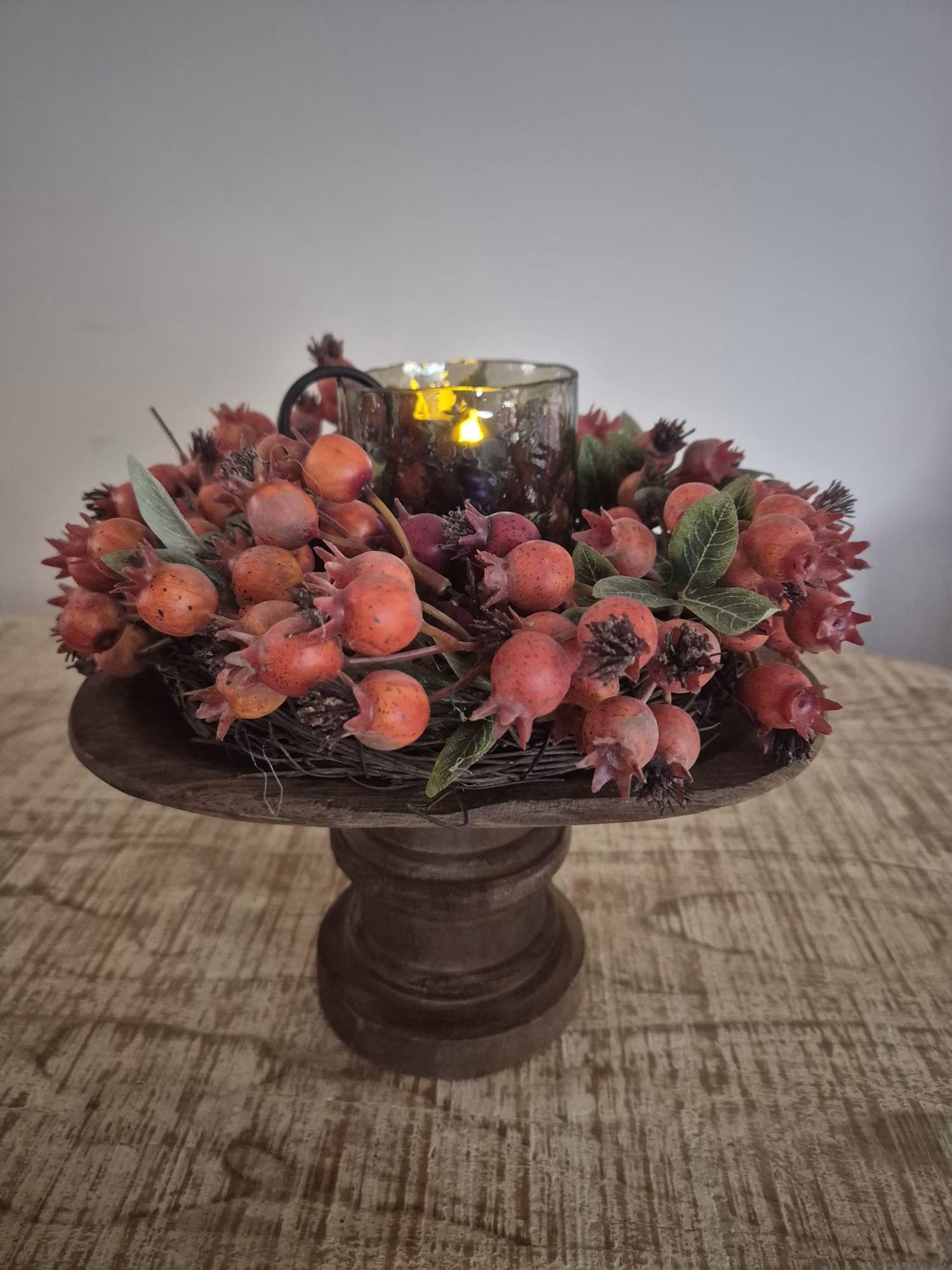 Plateau Rozenbottel met Windlicht | Landelijke & Luxe Woondecoratie 3 Gezellige tafeldecoratie met windlicht en natuurlijke woonaccessoires