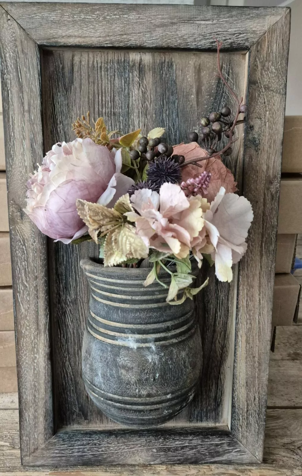 Zwart antraciet wandpaneel met zijden boeket roze zalm vintage