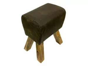 Bruine turnbok kruk van leer met teakhouten poten – Bok S 44×30×51 cmvan leer met teakhouten poten – Bok S 44×30×51 cm